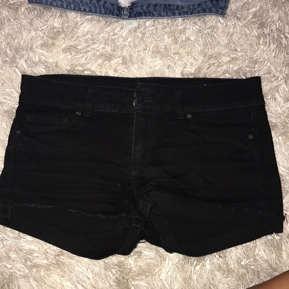 Black jean shorts !!